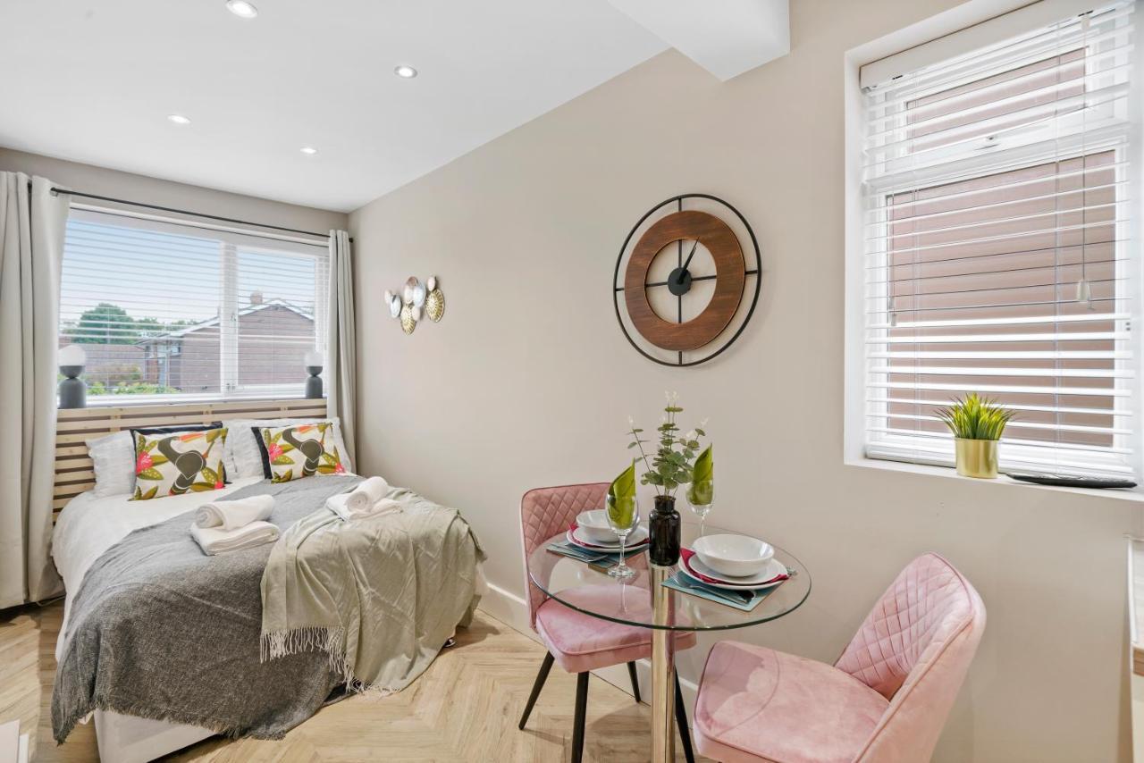 Stunning Heathrow Studios - Parking - Garden London Exterior foto